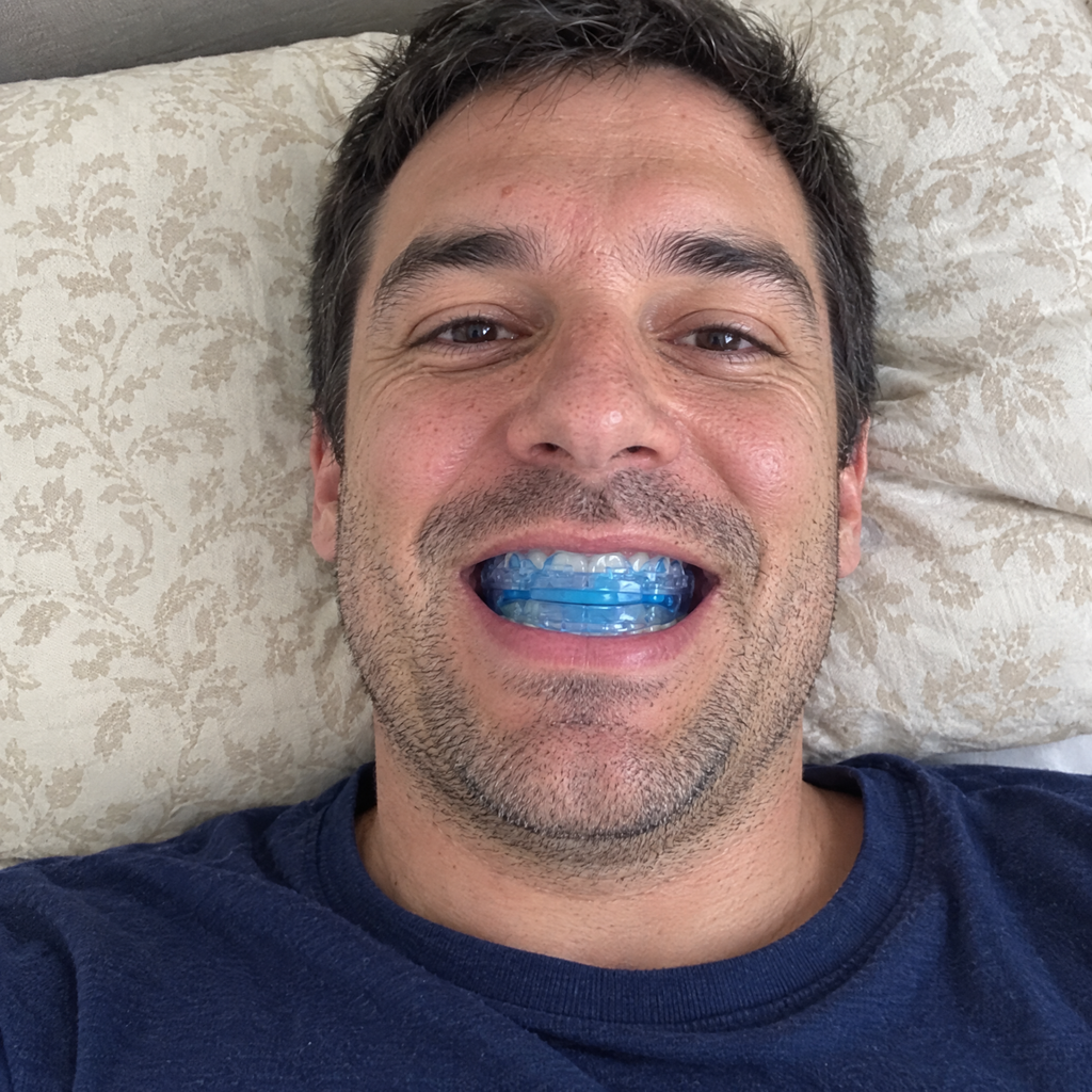 Man met de blauwe Snorrless beugel in, liggend in bed