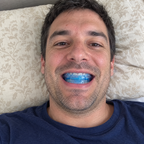 Man met de blauwe Snorrless beugel in, liggend in bed