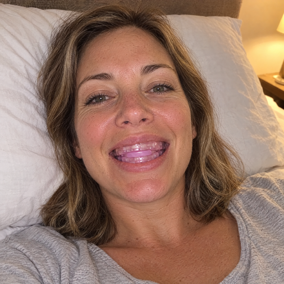 Vrouw met de roze Snorrless beugel in, liggend in bed