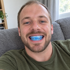 Man met de blauwe Snorrless beugel in op de bank